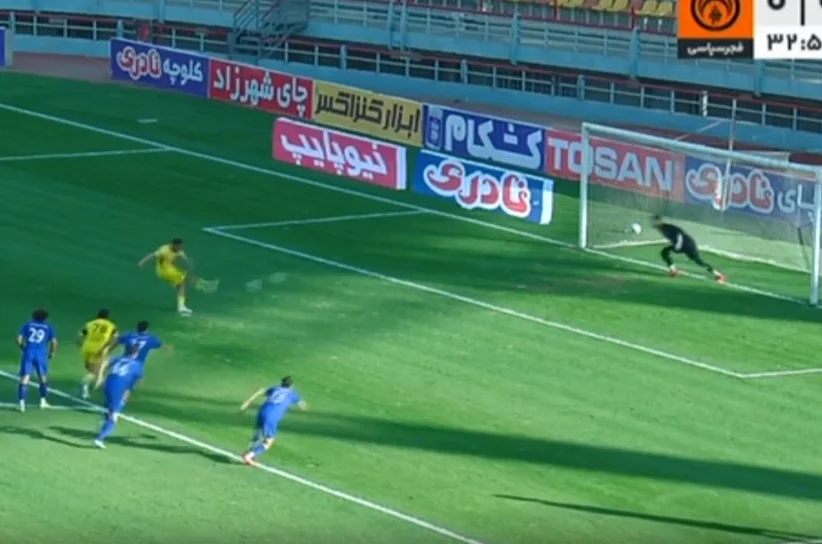 از دست رفتن پنالتی فجر سپاسی مقابل استقلال خوزستان
